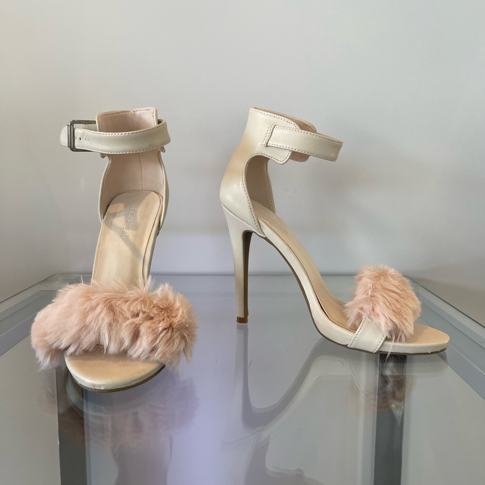 🌷 LE CHÂTEAU 🌷 faux fur pink sandals